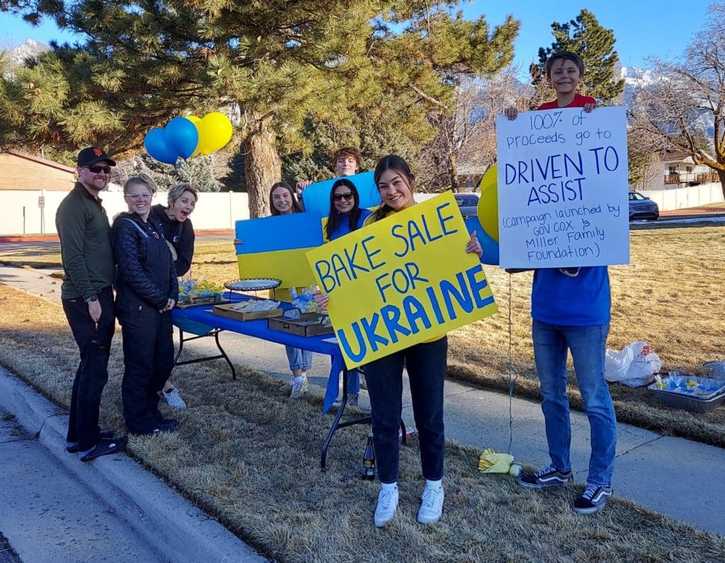 Teens with signs for Ukraine